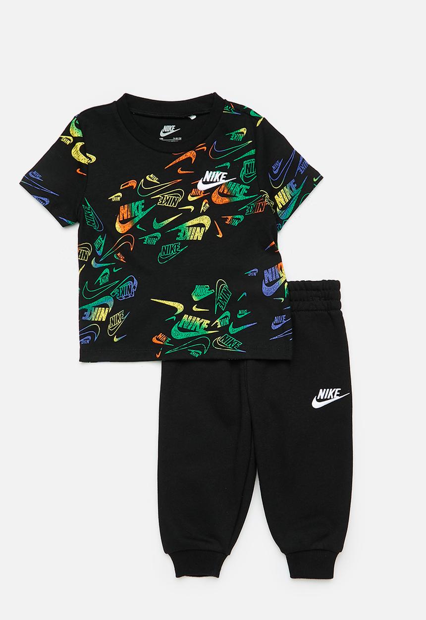 Nike - Nike all-over print reveal tee and pants set - black