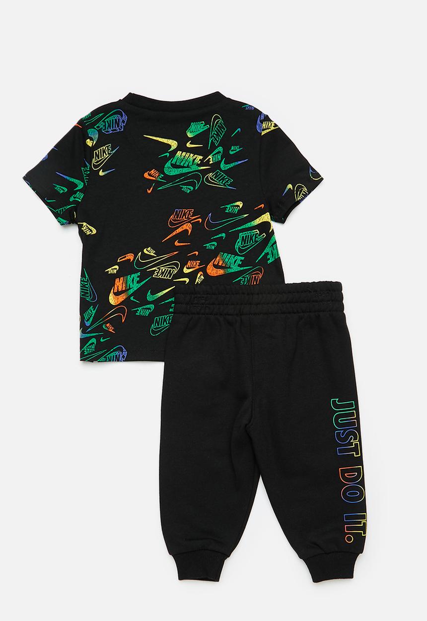 Nike - Nike all-over print reveal tee and pants set - black