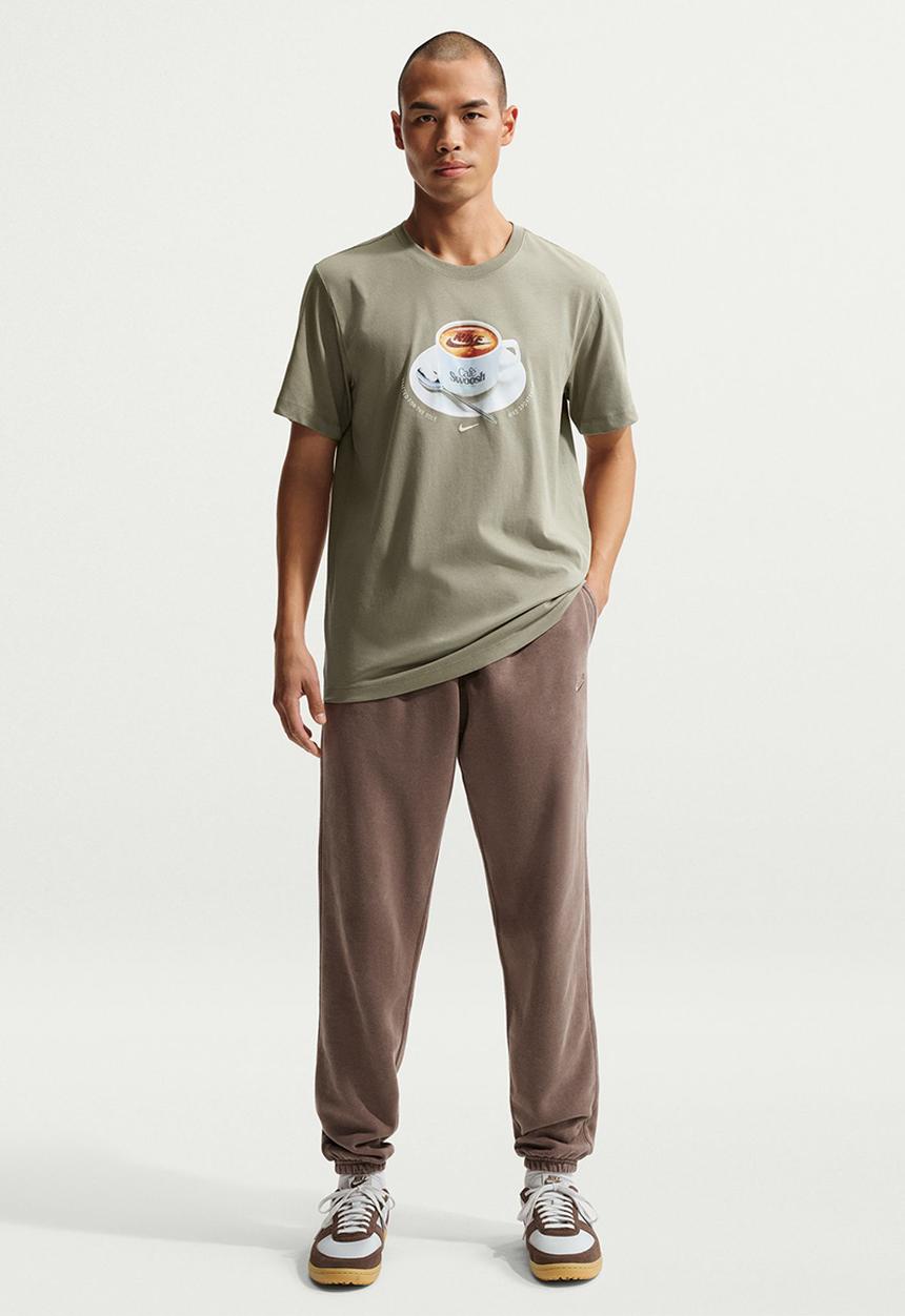 Nike - NSW Cafe Swoosh Mug Tee - Khaki Army Green