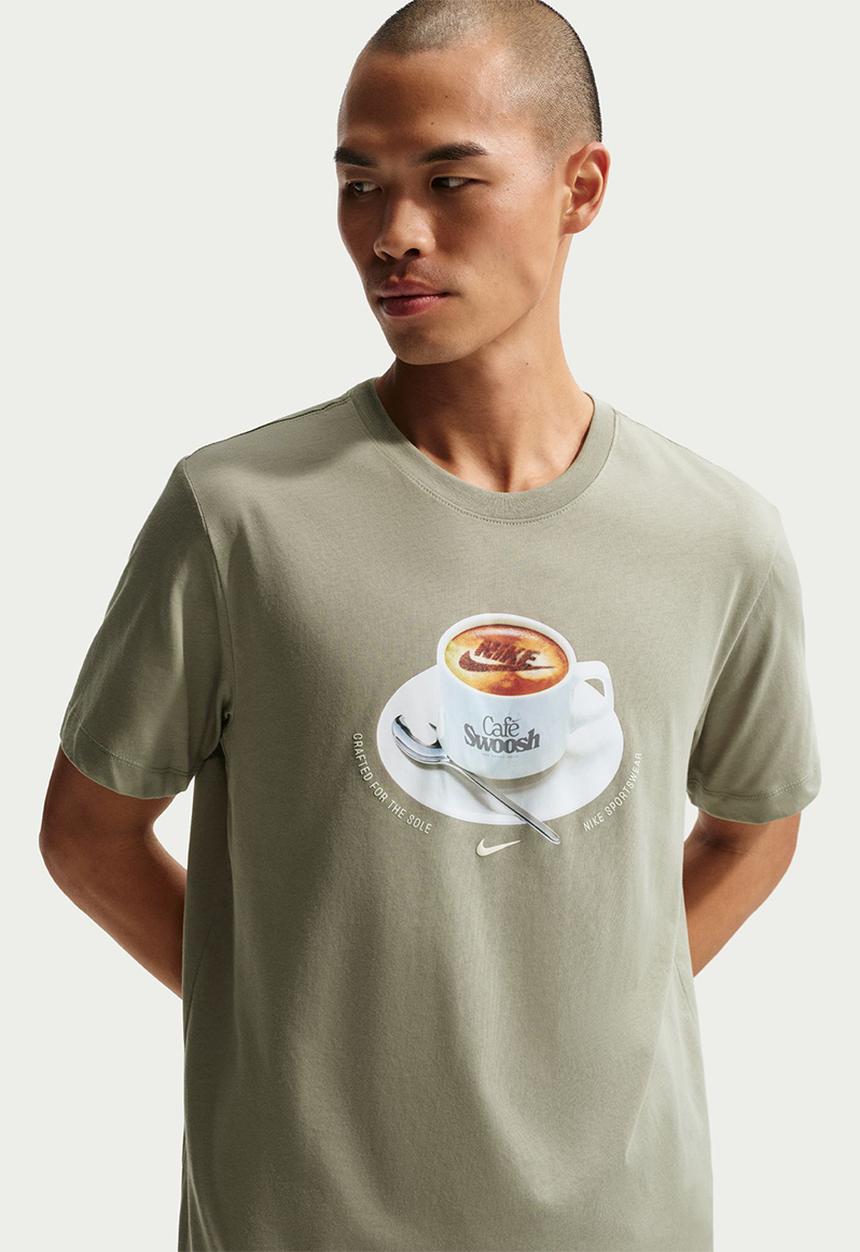 Nike - NSW Cafe Swoosh Mug Tee - Khaki Army Green