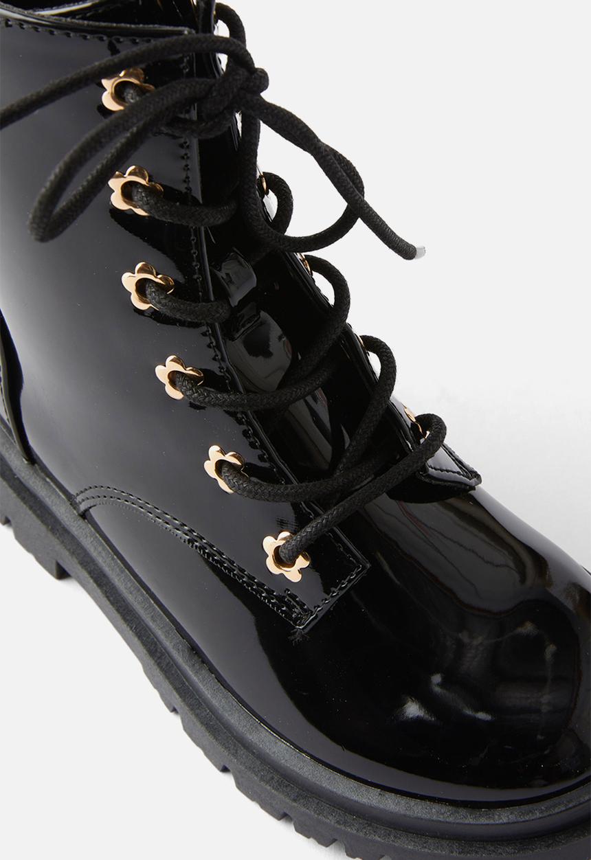 Cotton On - Combat lug boot - black patent/gold flower eyelets