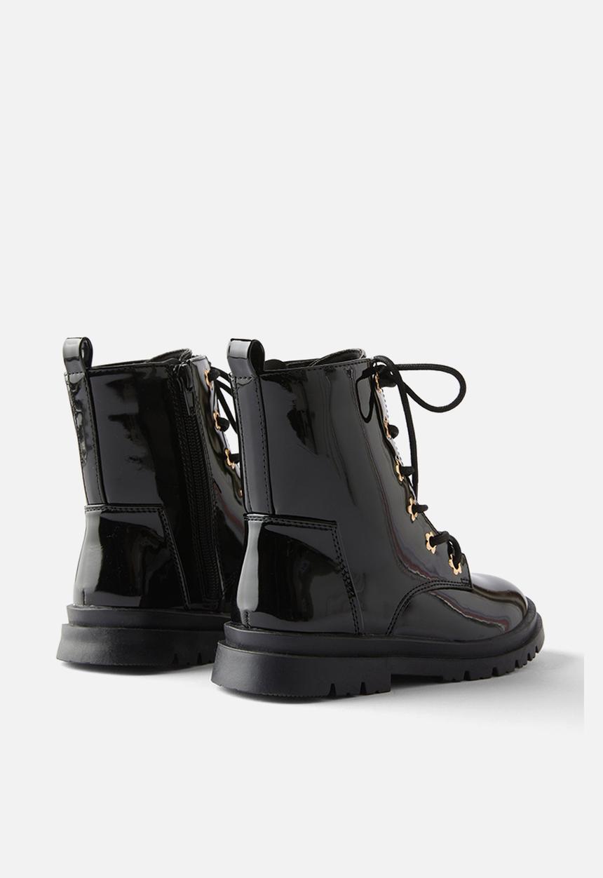 Cotton On - Combat lug boot - black patent/gold flower eyelets