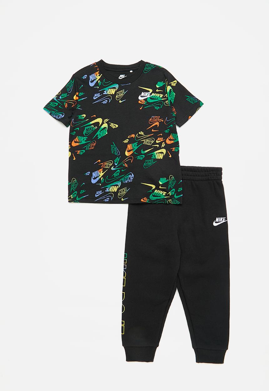 Nike - Nike all-over print reveal tee and pants set - black