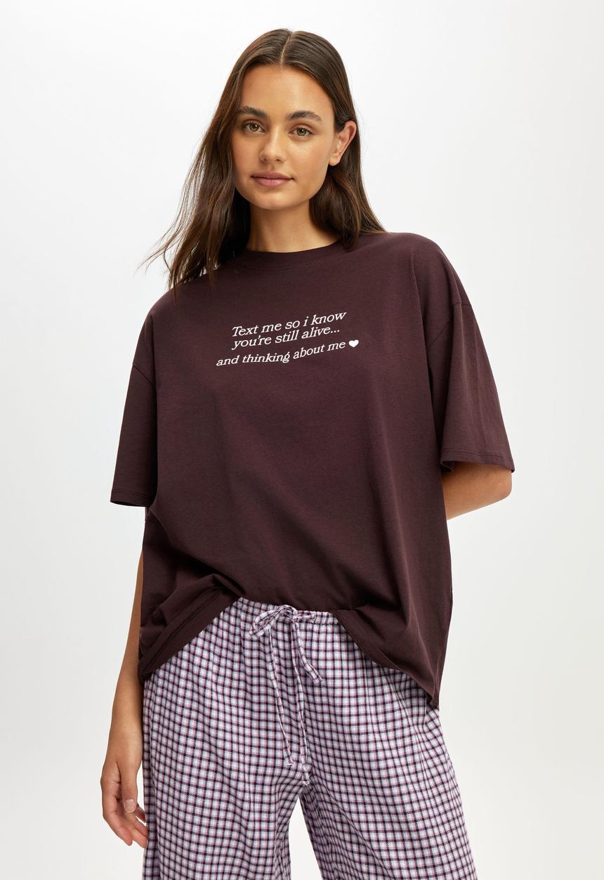 Cotton On - Oversized lounge graphic tee - chocolate plum/ thinking about me