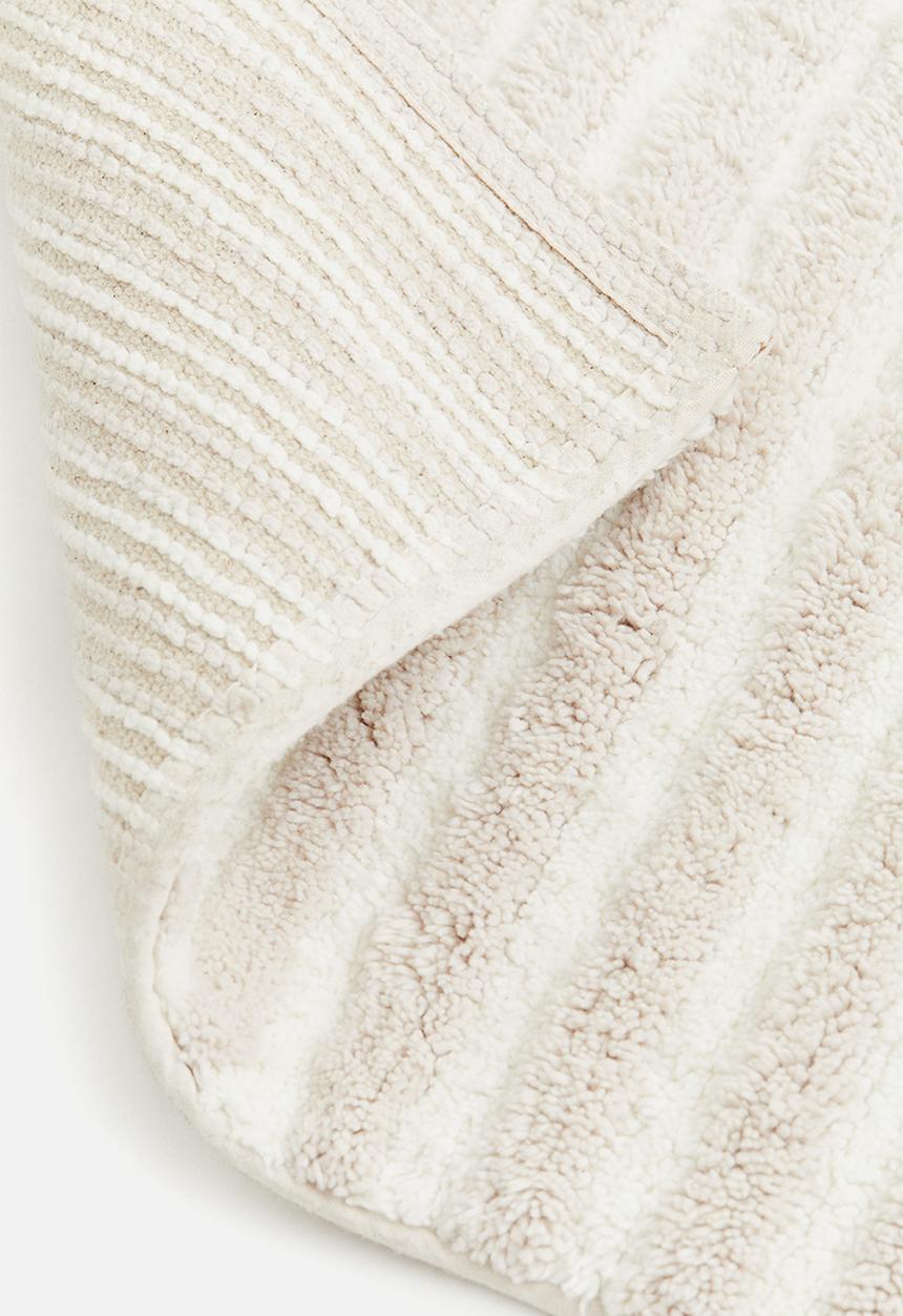 H&M - Tufted cotton bath mat -  light beige/striped 