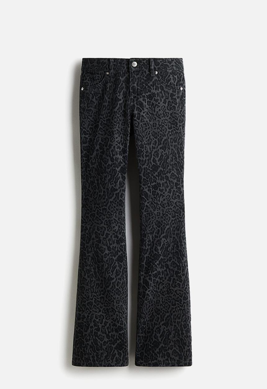 H&M - Flared low jeans - dark grey/leopard print