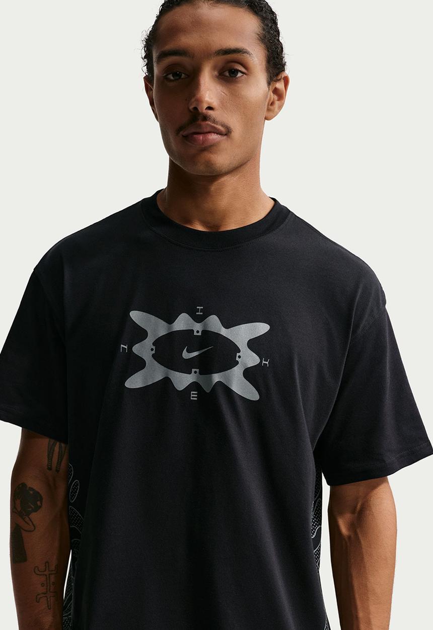 Nike - NSW LSE REFLECTIVE CYCLE Tee - Balck