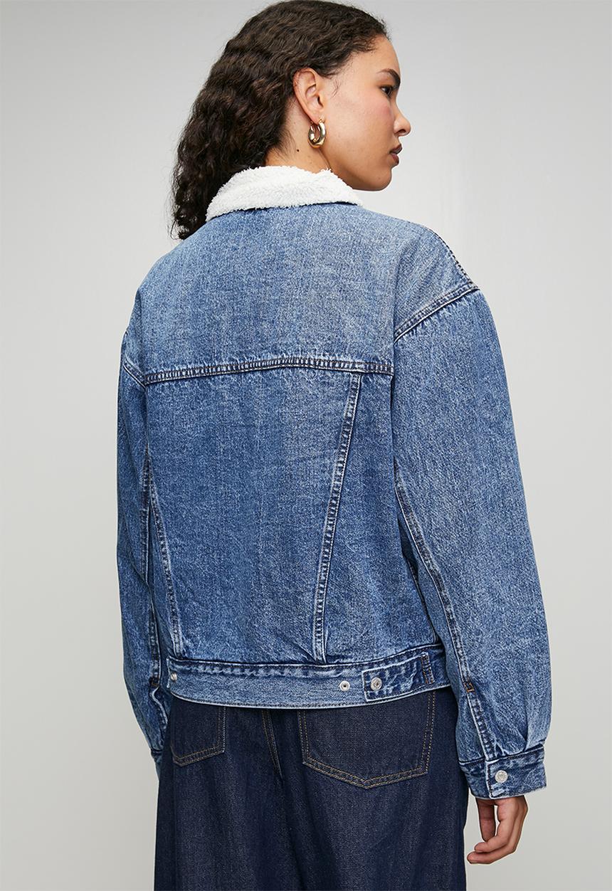 Levi’s® - 90s Sherpa trucker za - inner adventurer