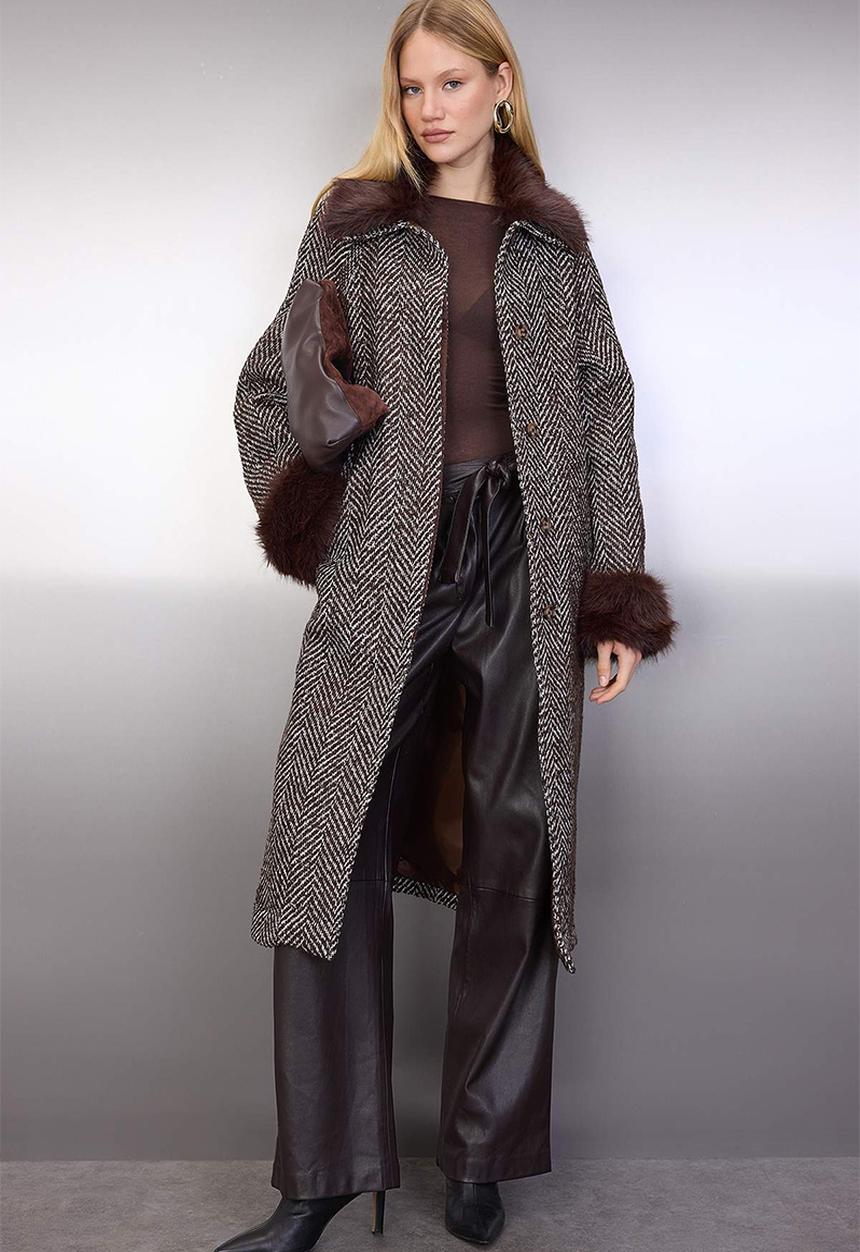 Trendyol - Fur Detailed Houndstooth Mono Closure Oversize Long Cashmere Coat - Brown