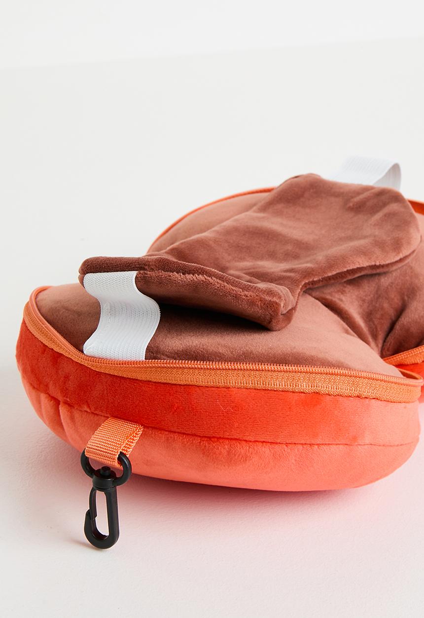 Pop Candy - Soft travel pillow with eye mask - sienna red/multi/red panda