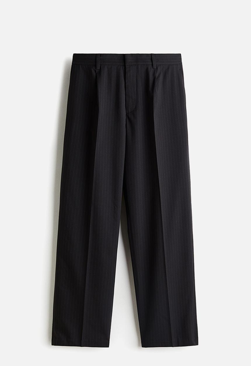 H&M - Relaxed fit suit trousers - black/pinstriped 