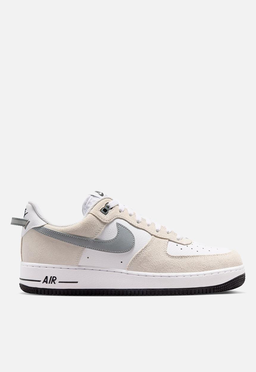 NIKE AIR FORCE 1 '07 LV8 - WHITE/MTLC COOL GREY-BLACK-COOL GREY