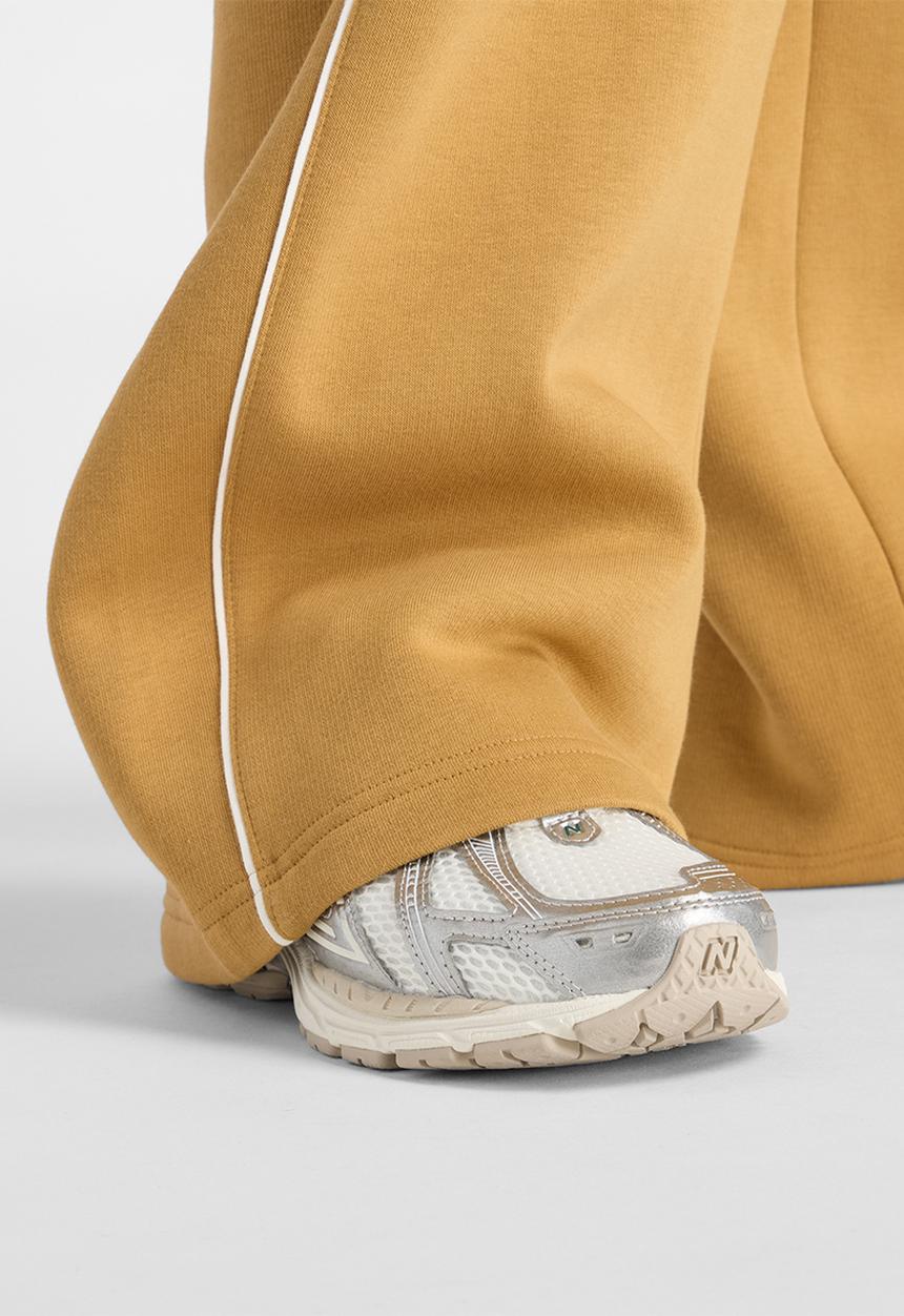 New Balance  - New Balance Linear Graphic Brushed Fleece Pant - Brown