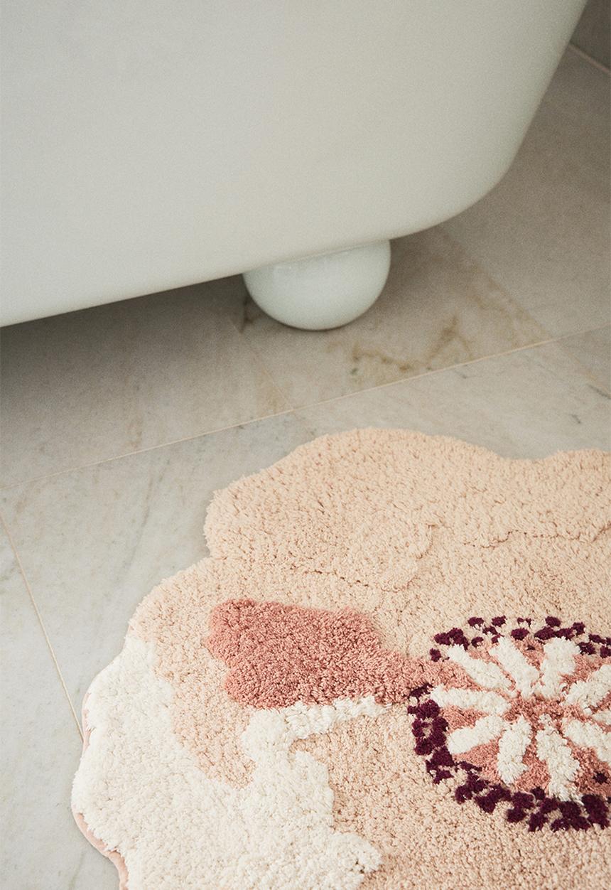 H&M - Tufted flower-shaped bath mat - powder pink/flower