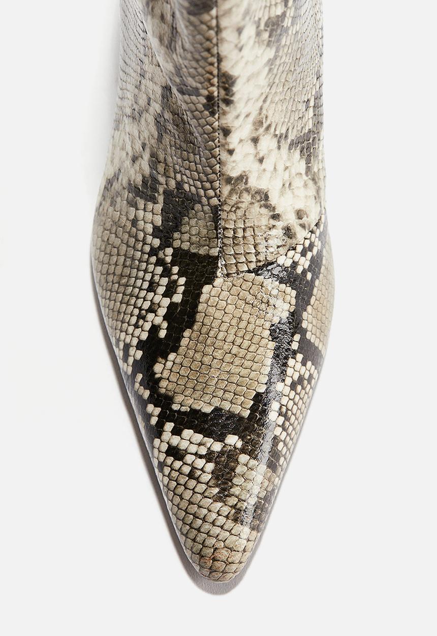 H&M - Heeled ankle boots - beige/snakeskin pattern