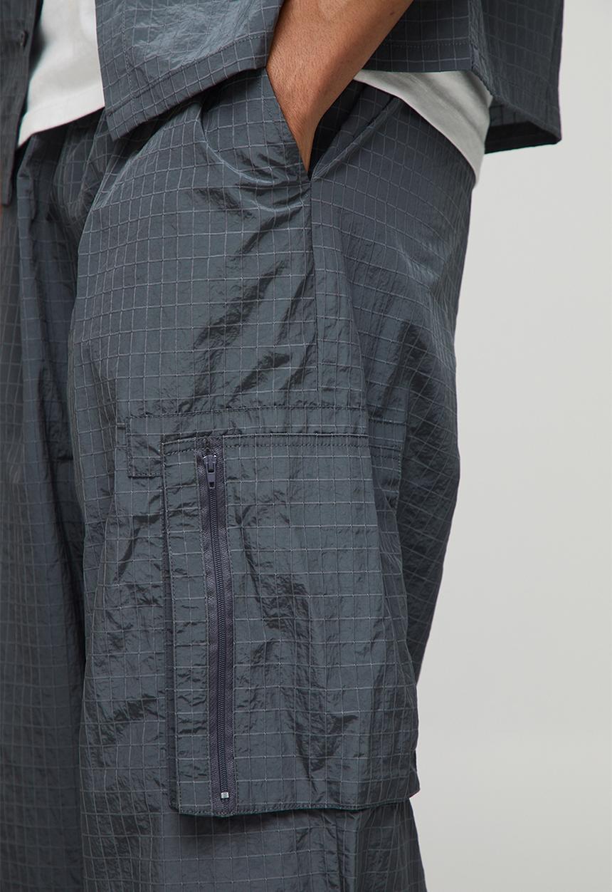 boohooMAN - Parachute Technical Embossed Trouser - Dark Grey