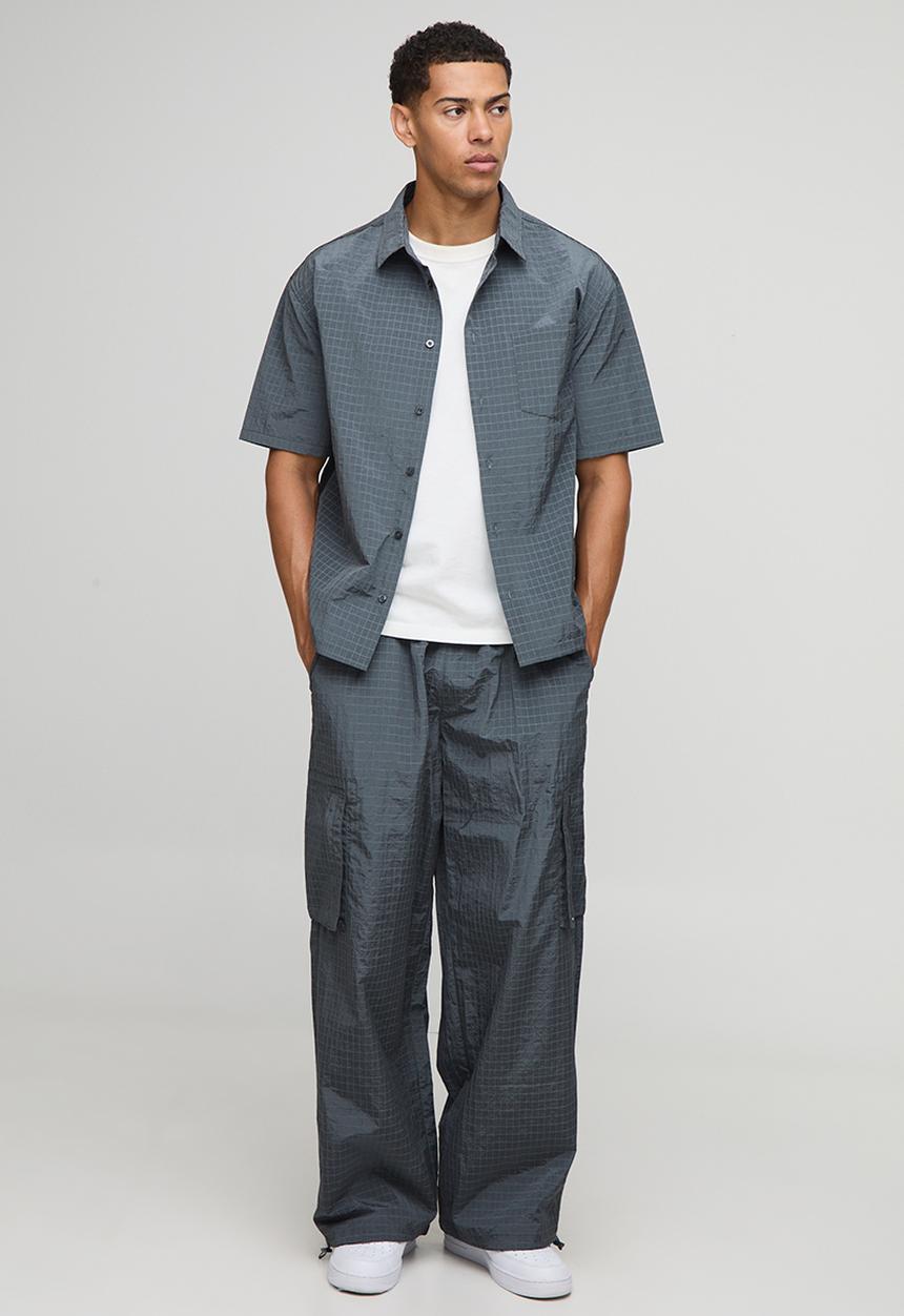 boohooMAN - Parachute Technical Embossed Trouser - Dark Grey