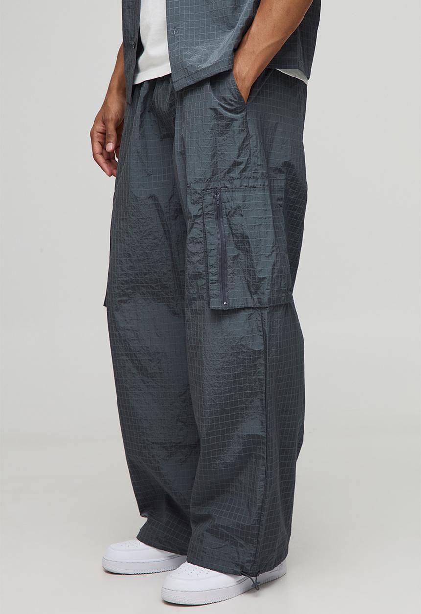boohooMAN - Parachute Technical Embossed Trouser - Dark Grey
