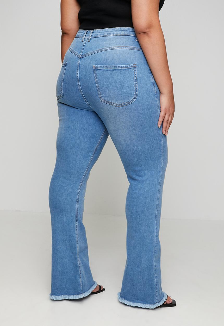 boohoo - Plus butt shaper stretch fray hem denim flares - acid wash light blue