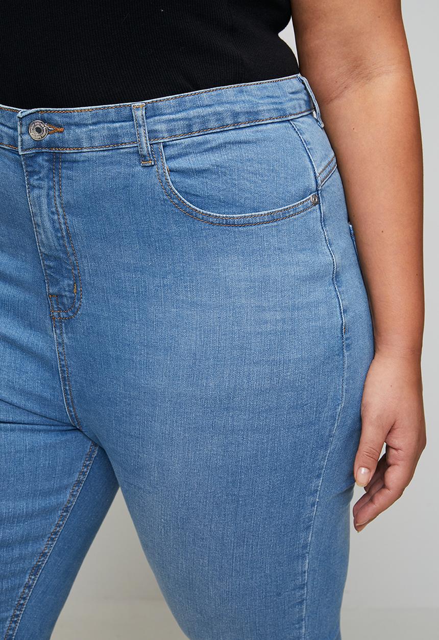 boohoo - Plus butt shaper stretch fray hem denim flares - acid wash light blue