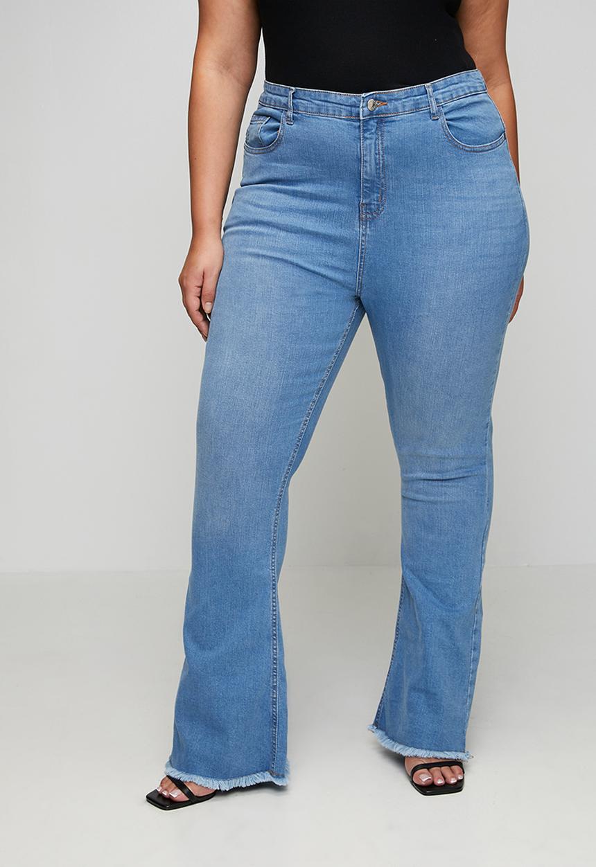 boohoo - Plus butt shaper stretch fray hem denim flares - acid wash light blue