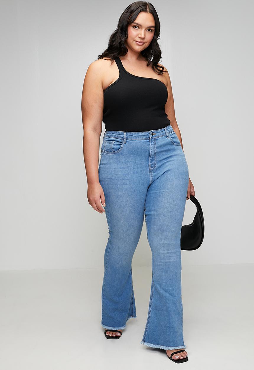 boohoo - Plus butt shaper stretch fray hem denim flares - acid wash light blue