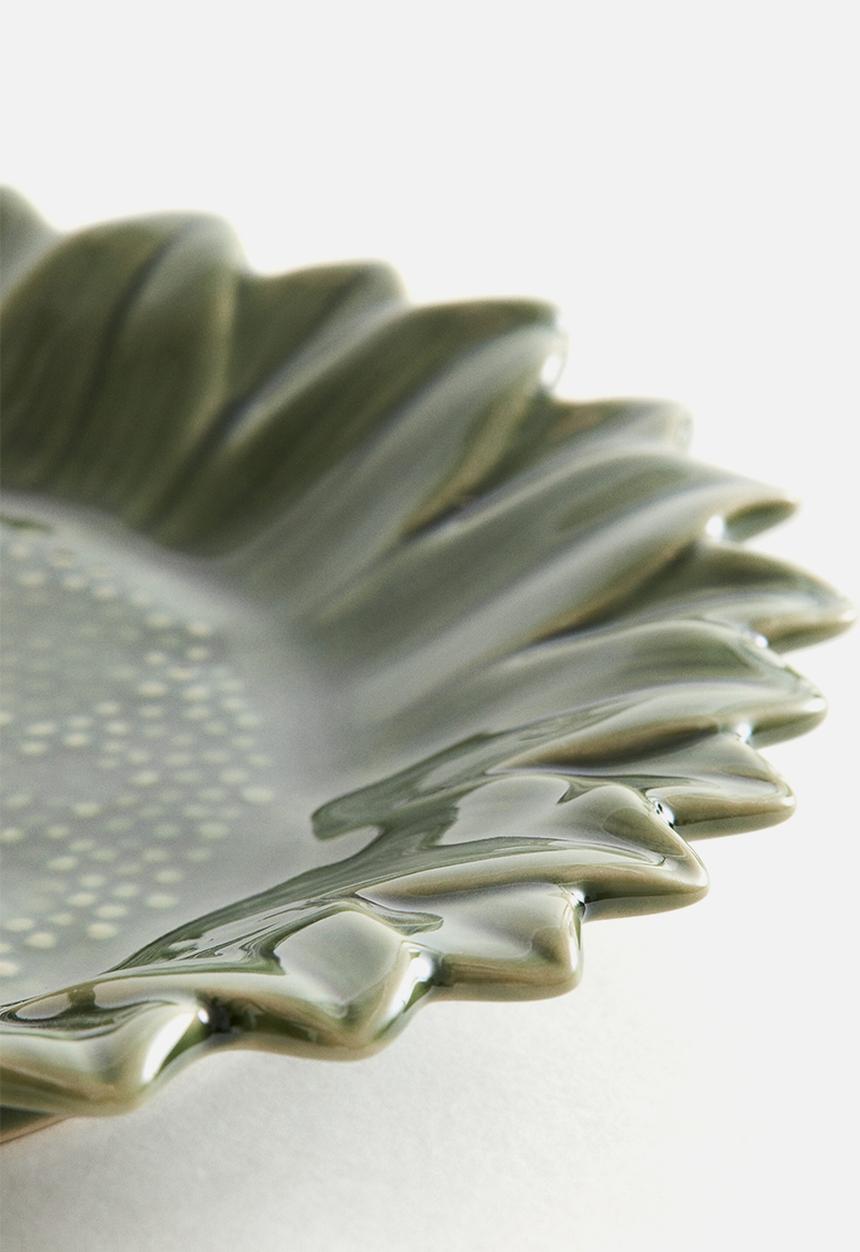 H&M - Sunflower-shaped mid plate - green