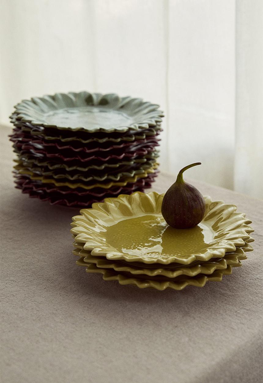 H&M - Sunflower-shaped mid plate - yellow