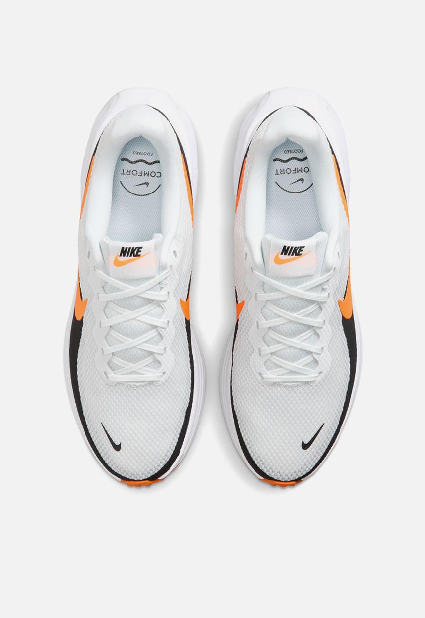 Nike - Nike Revolution 8