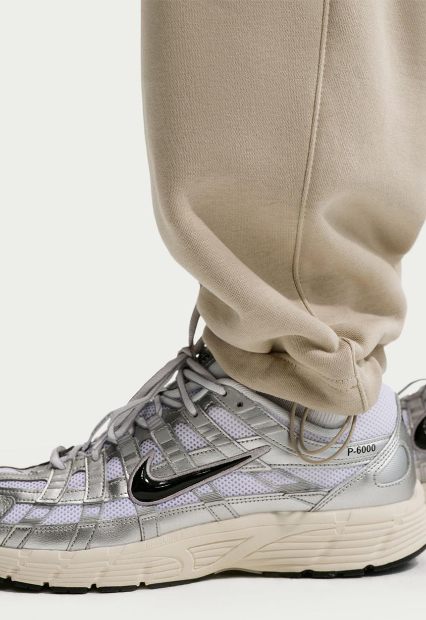 Nike -  NSW Athletic Club Graphic Joggers - Cream-White 