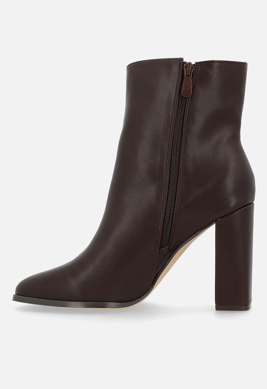 Miss Black - Shania 7 chelsea block heel ankle boot - chocolate