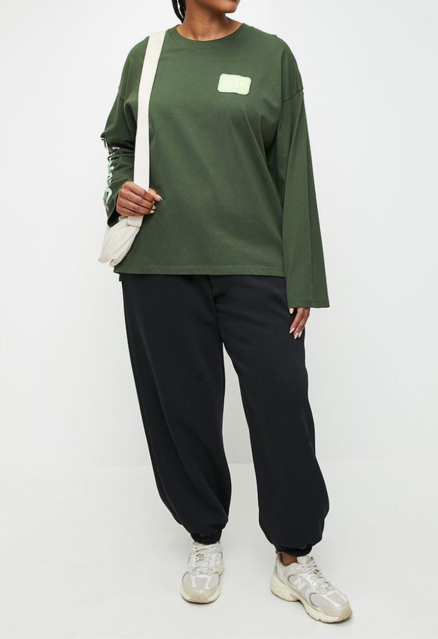 Cotton On - Plus Long Sleeve Graphic Crew - Forest Green/Outdoor Club