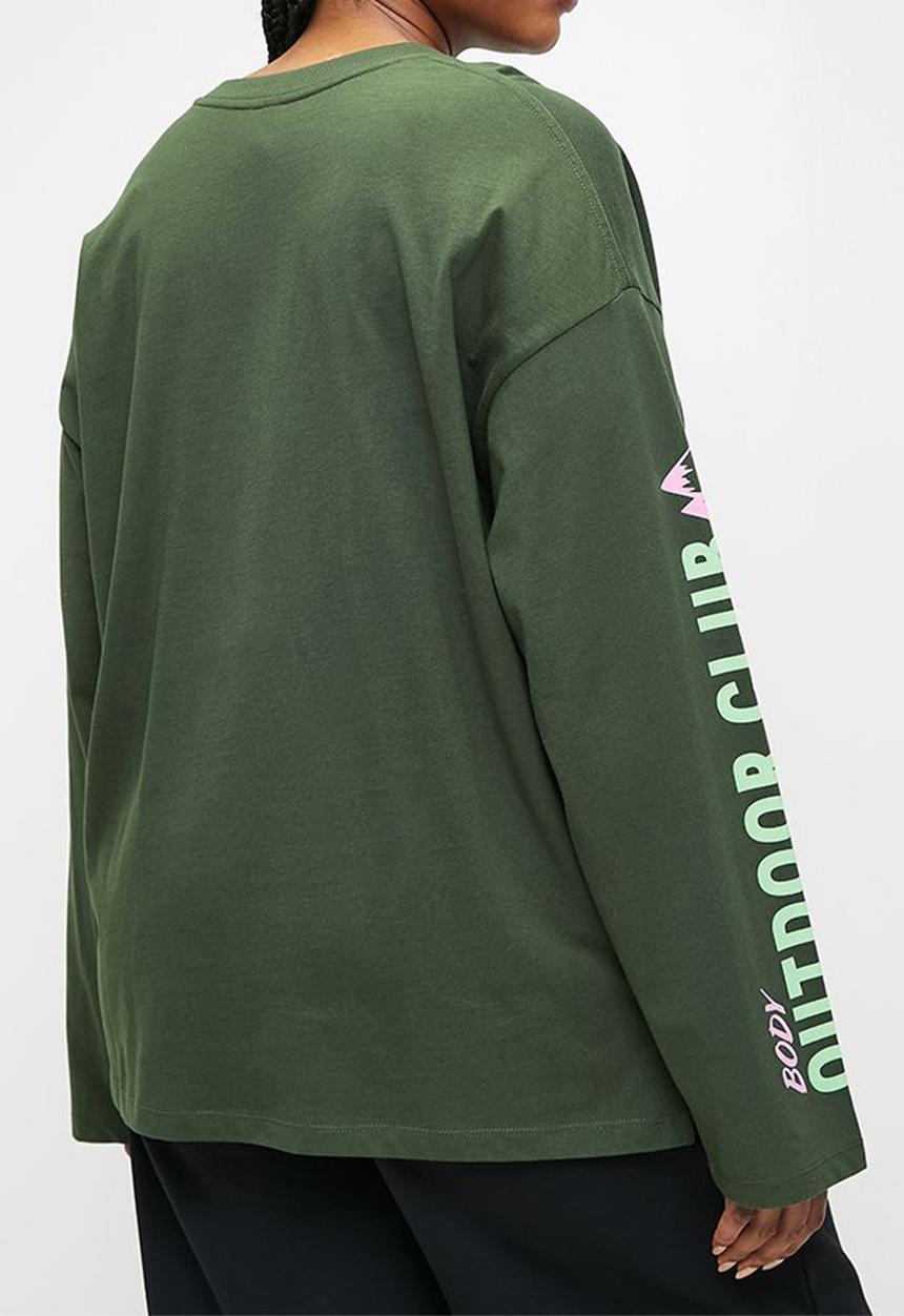 Cotton On - Plus Long Sleeve Graphic Crew - Forest Green/Outdoor Club
