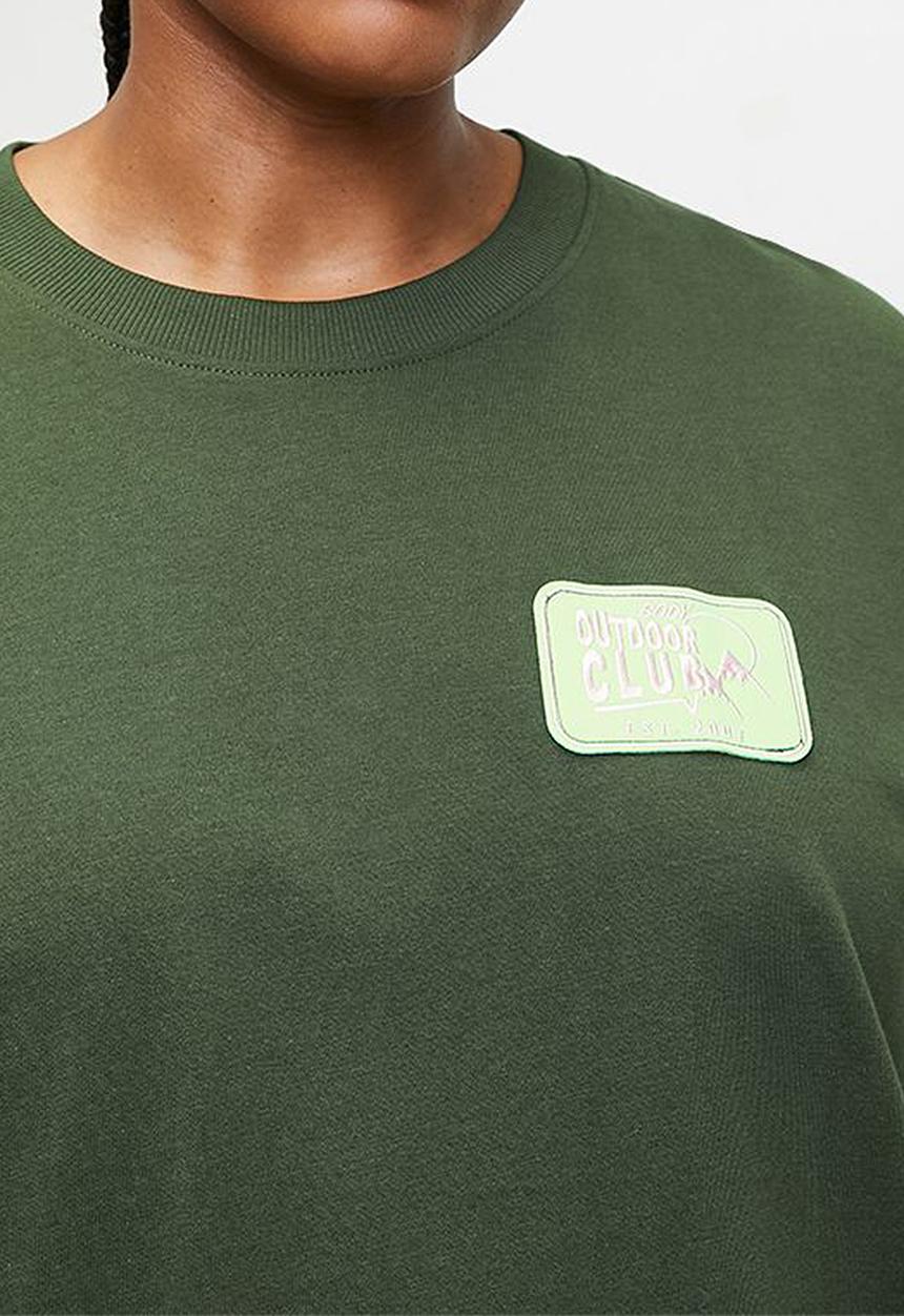 Cotton On - Plus Long Sleeve Graphic Crew - Forest Green/Outdoor Club