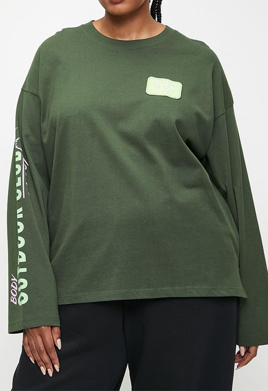 Cotton On - Plus Long Sleeve Graphic Crew - Forest Green/Outdoor Club