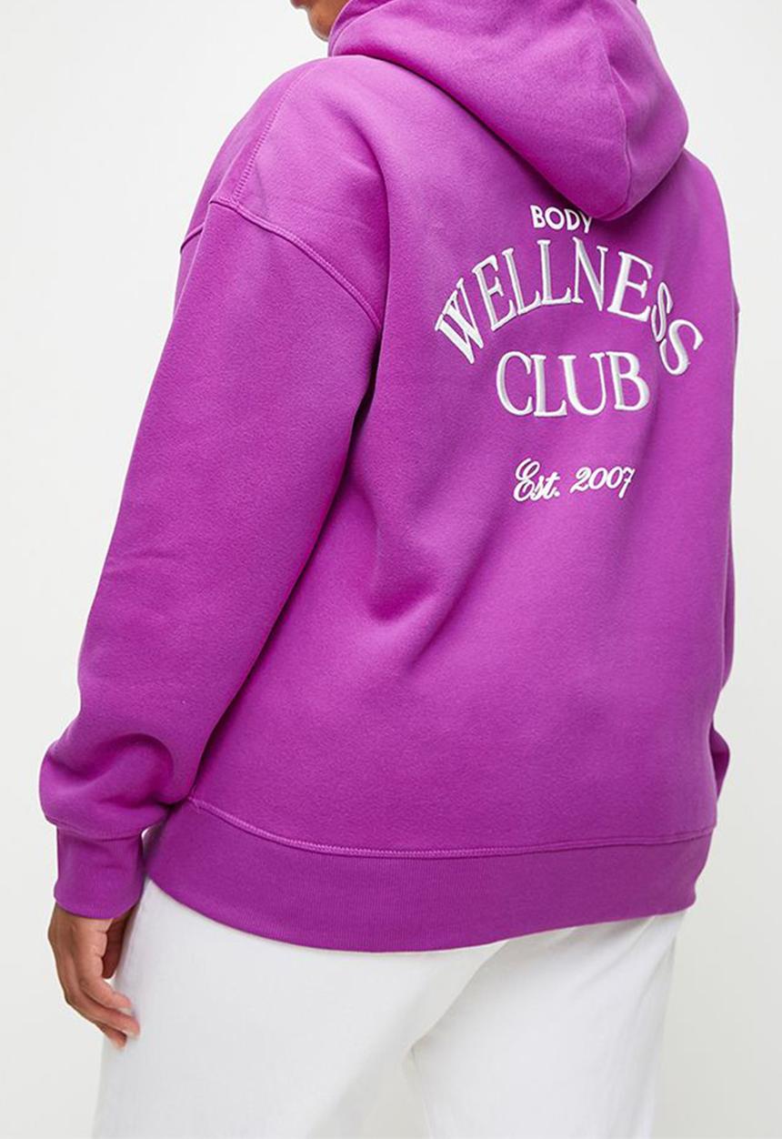 Cotton On - Plus Plush Premium Graphic Hoodie - Passion Plum/Heritage Wellness Club