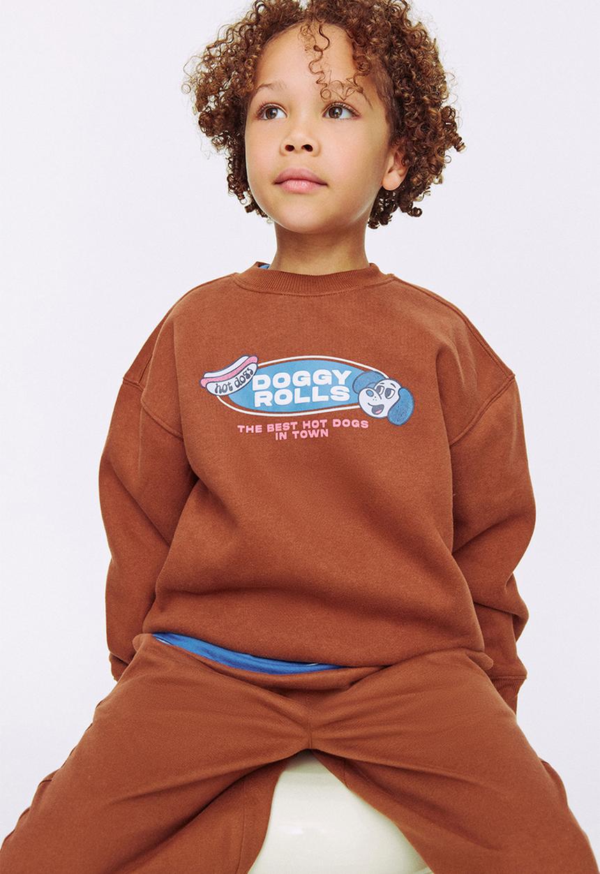 Cotton On - Sammy Oversize Crew - Chestnut/Doggy Rolls