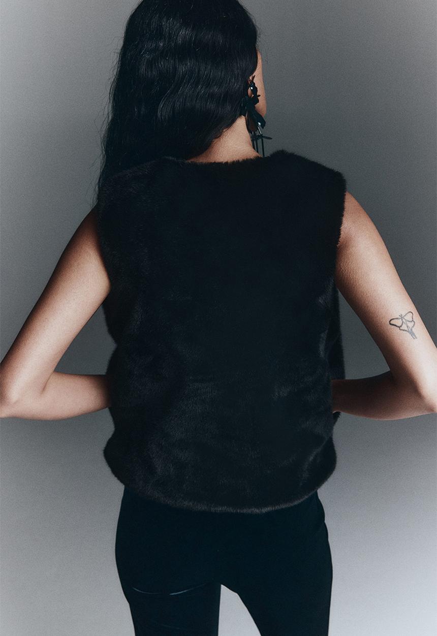 H&M - Fluffy gilet - black