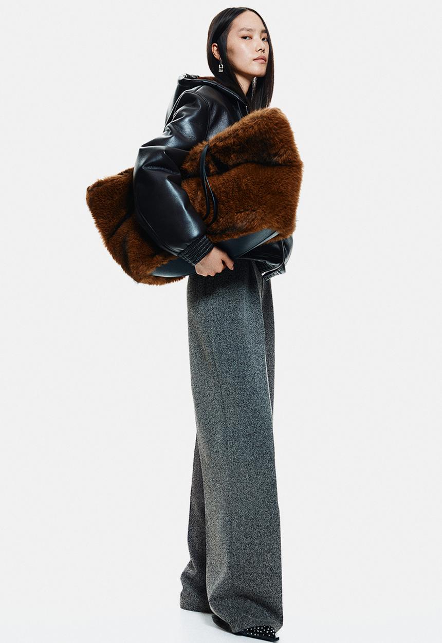 H&M - Pleat-front trousers - dark grey/herringbone pattern