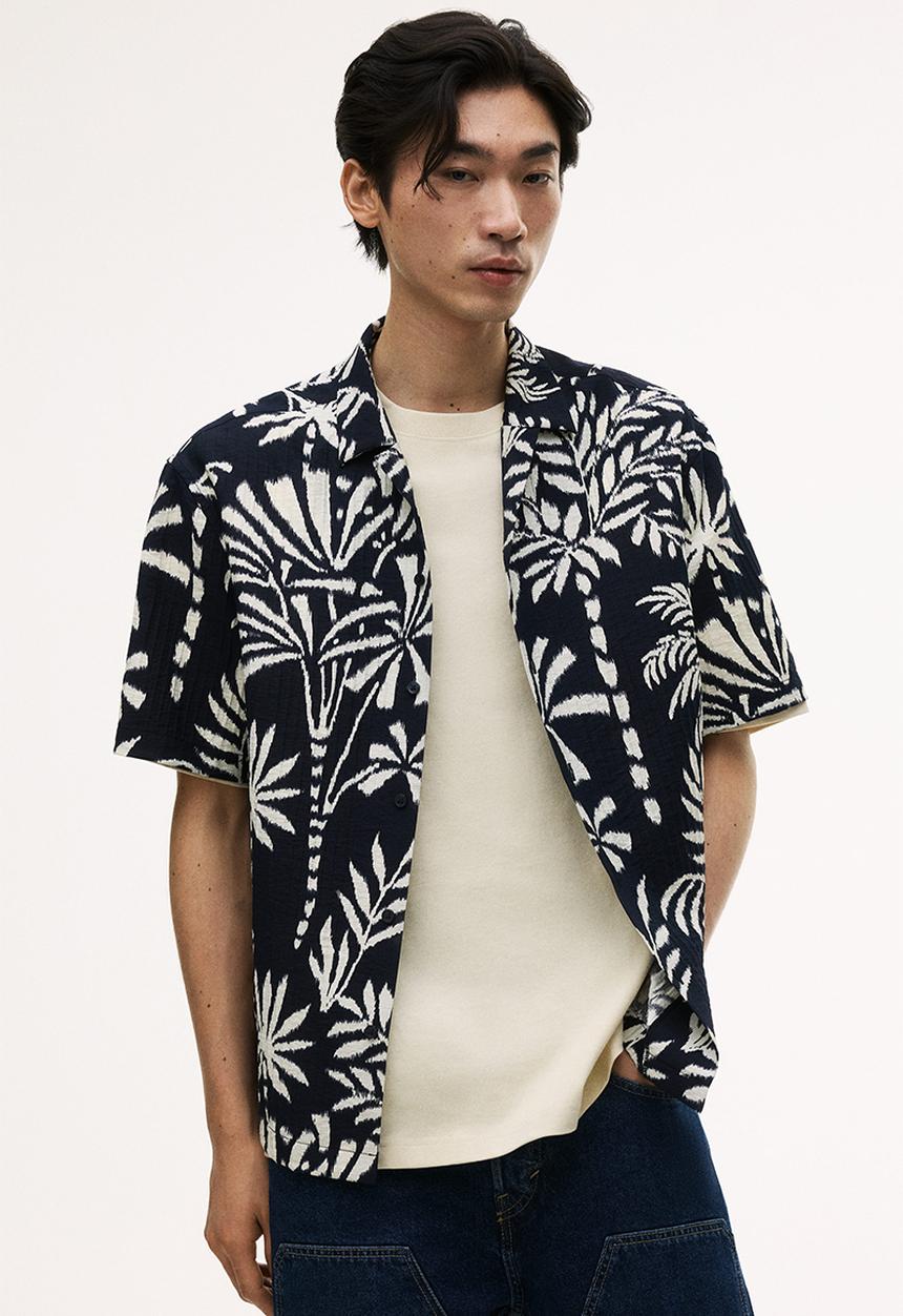 H&M - Regular fit textured resort shirt - navy blue/floral