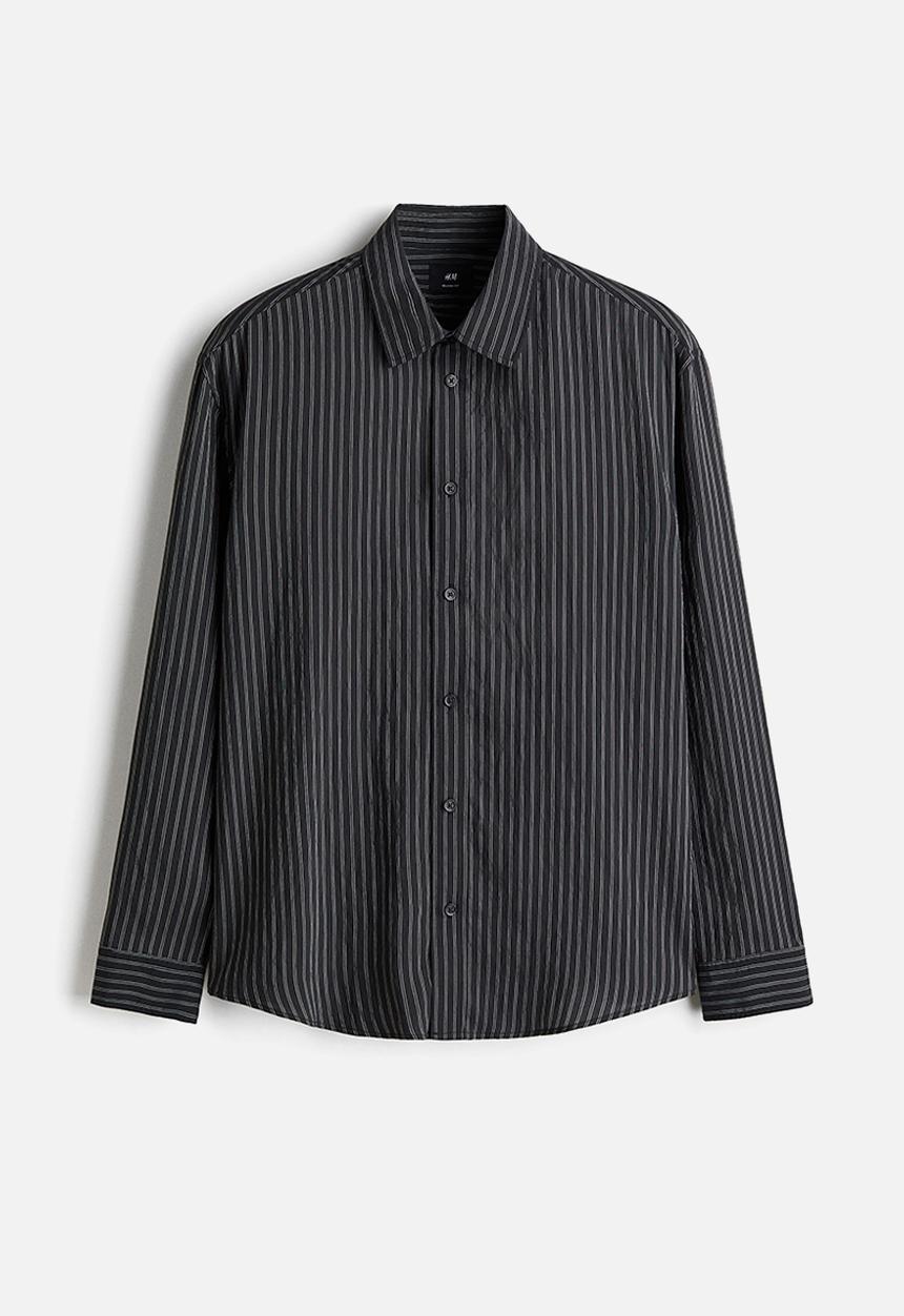 H&M - Relaxed fit shirt - black/striped