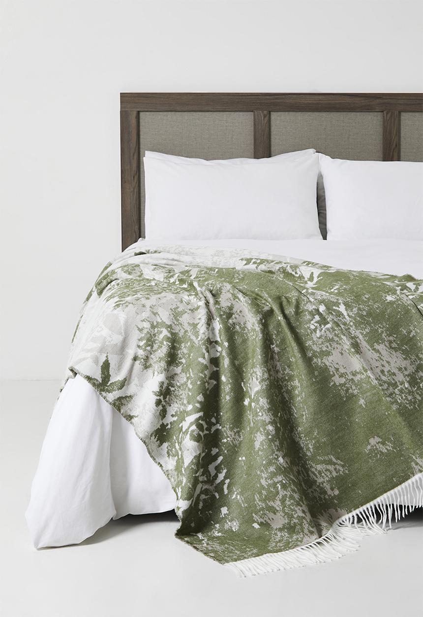 Haven & Earth  - Bella vita Floral Throw - Hunter/Cobblestone