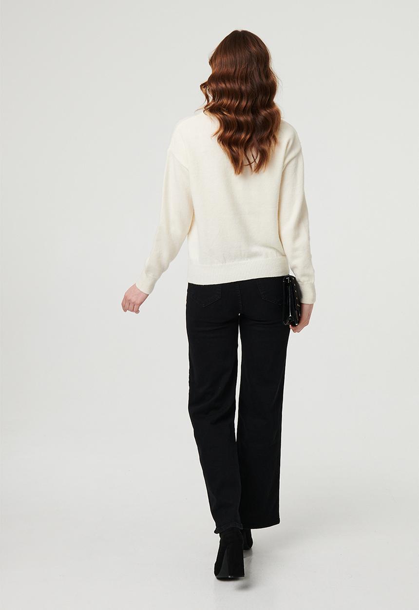 Izabel London - L/S Crew Neck Sweater With Butterfly Motif In Embroidery And Sequin Deail - White