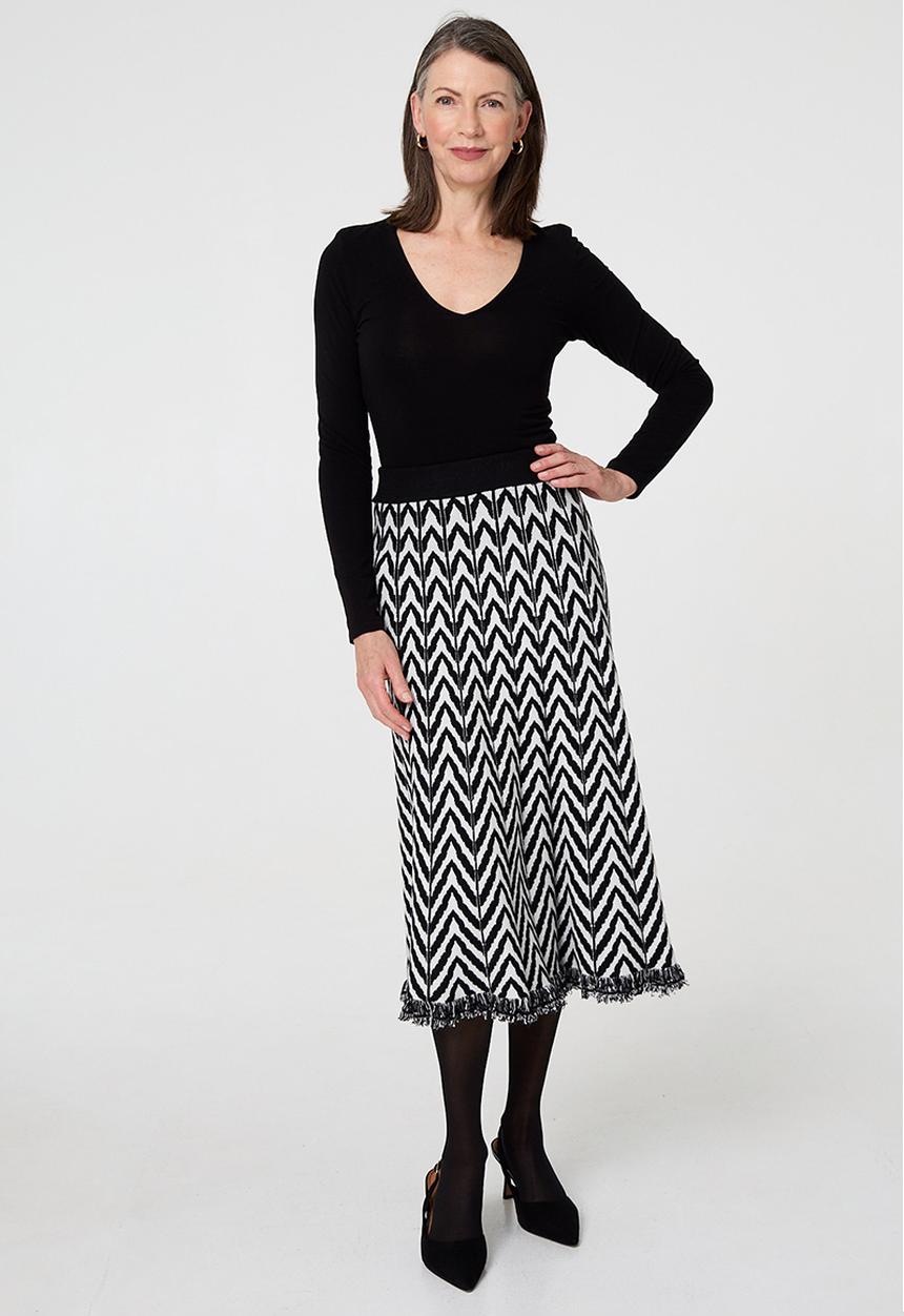Izabel London - Knitted A-Line Skirt Wih Intasia Pattern - Black