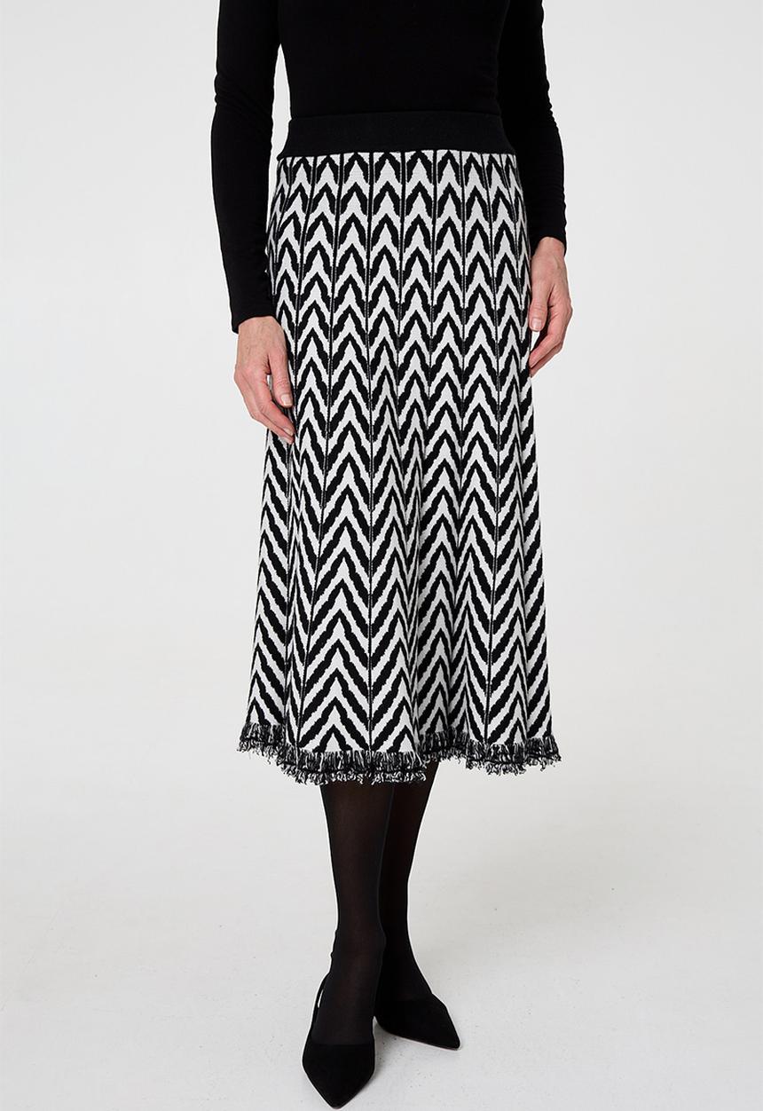 Izabel London - Knitted A-Line Skirt Wih Intasia Pattern - Black