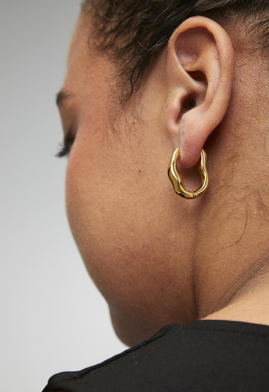 Zoe on Trend - Modern twisted hoop earrings - gold