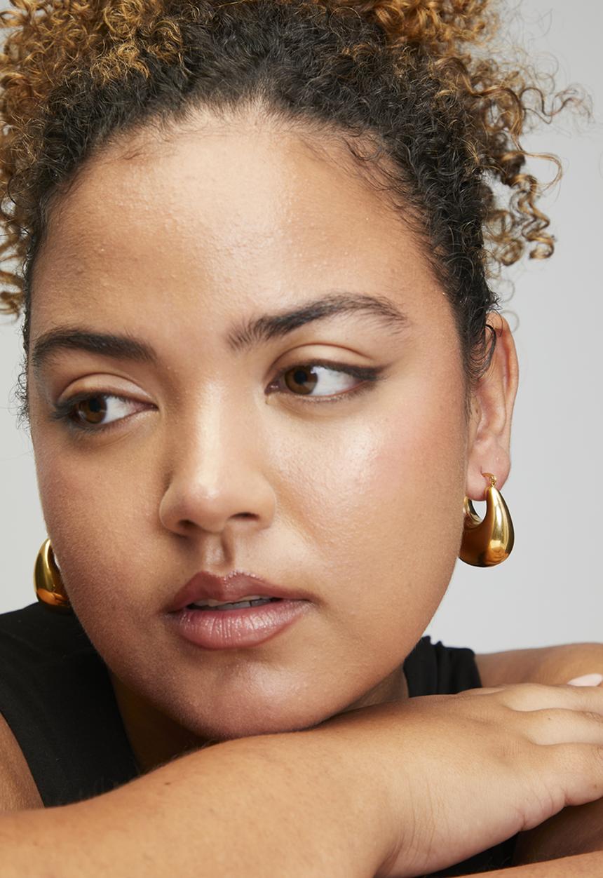 Zoe on Trend - Chunky bold hoop earrings - gold