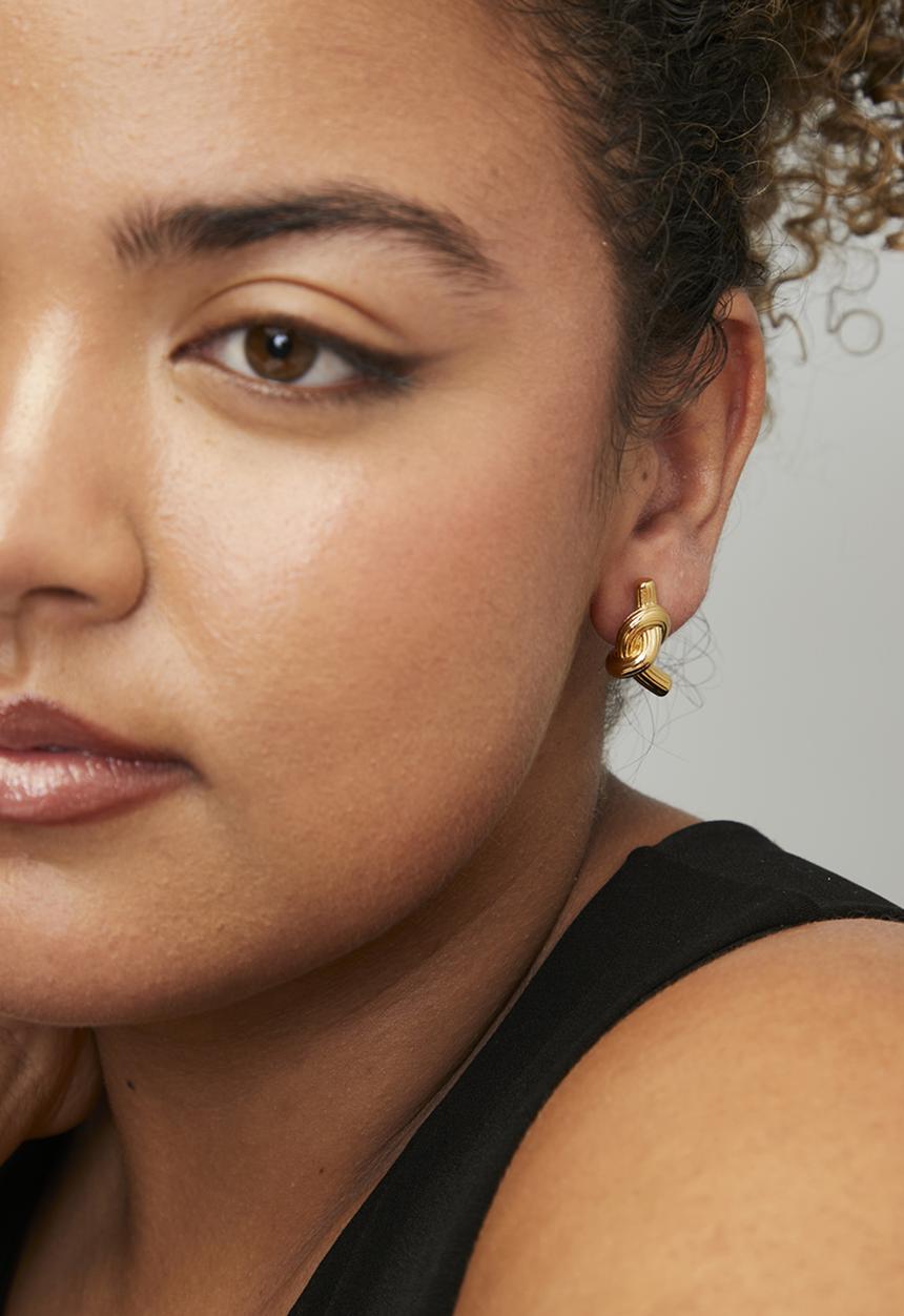 Zoe on Trend - Stylish twisted knot earrings - gold