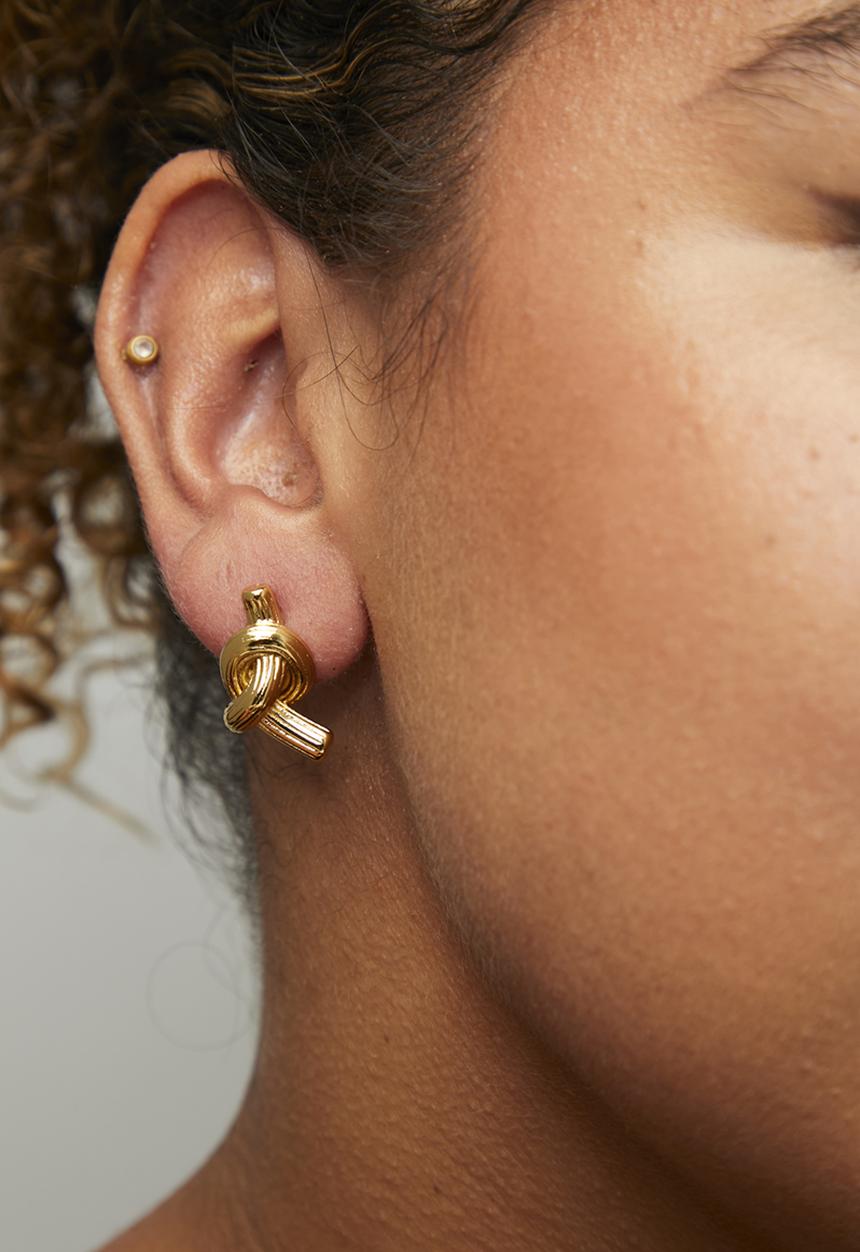 Zoe on Trend - Stylish twisted knot earrings - gold