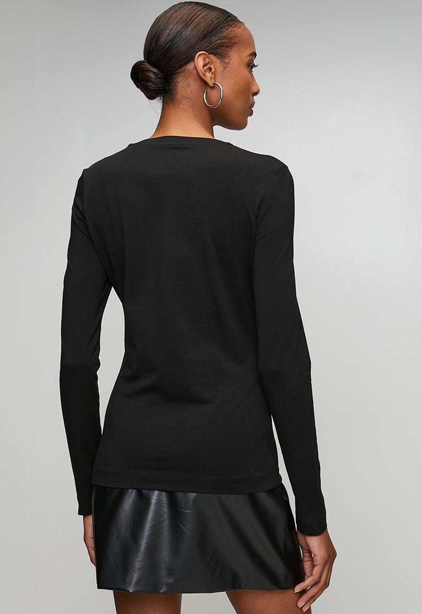 GUESS - Ls Cn Leo Triangle Tee - Jet Black A996
